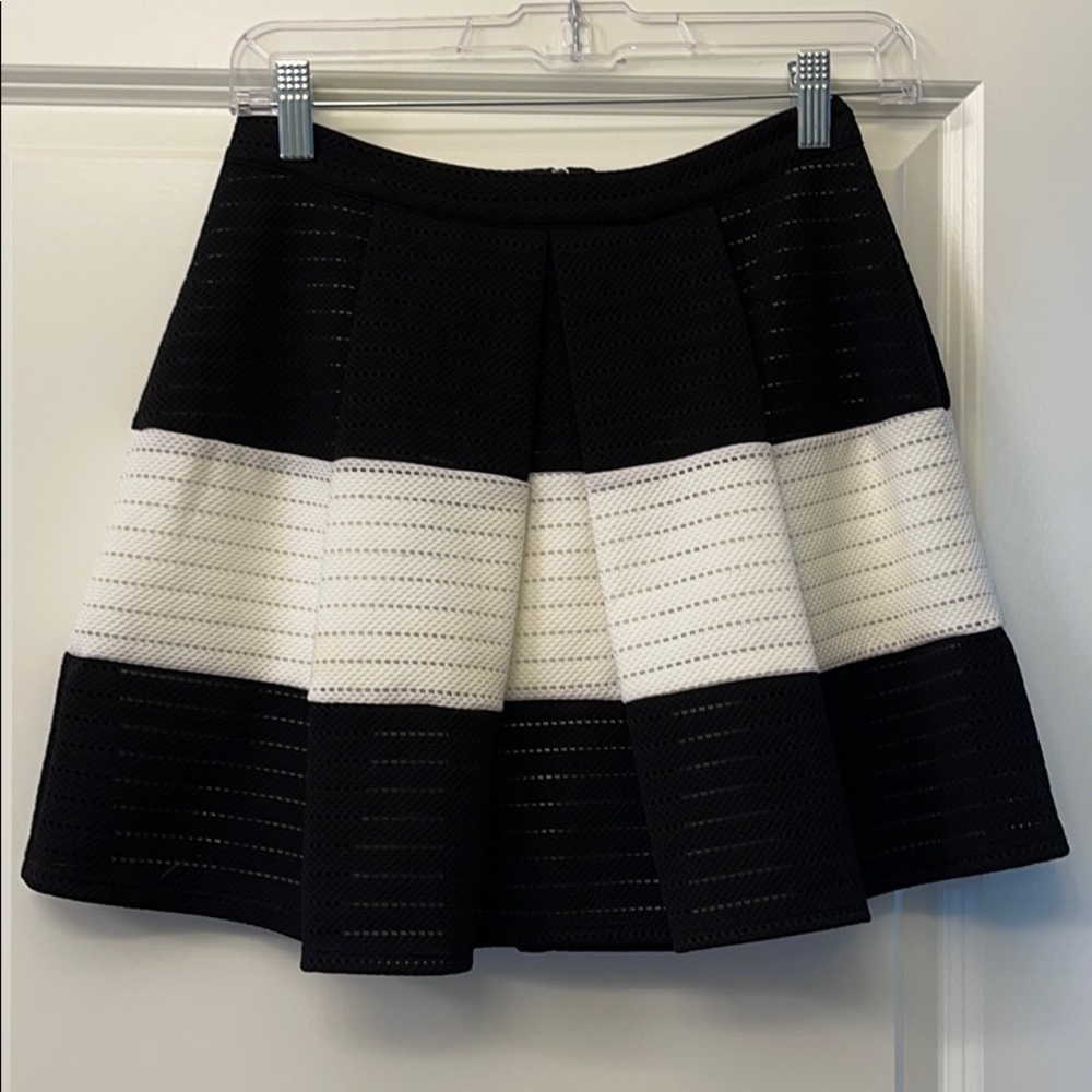 Soprano Pleated Zip Up Skirt Size Small